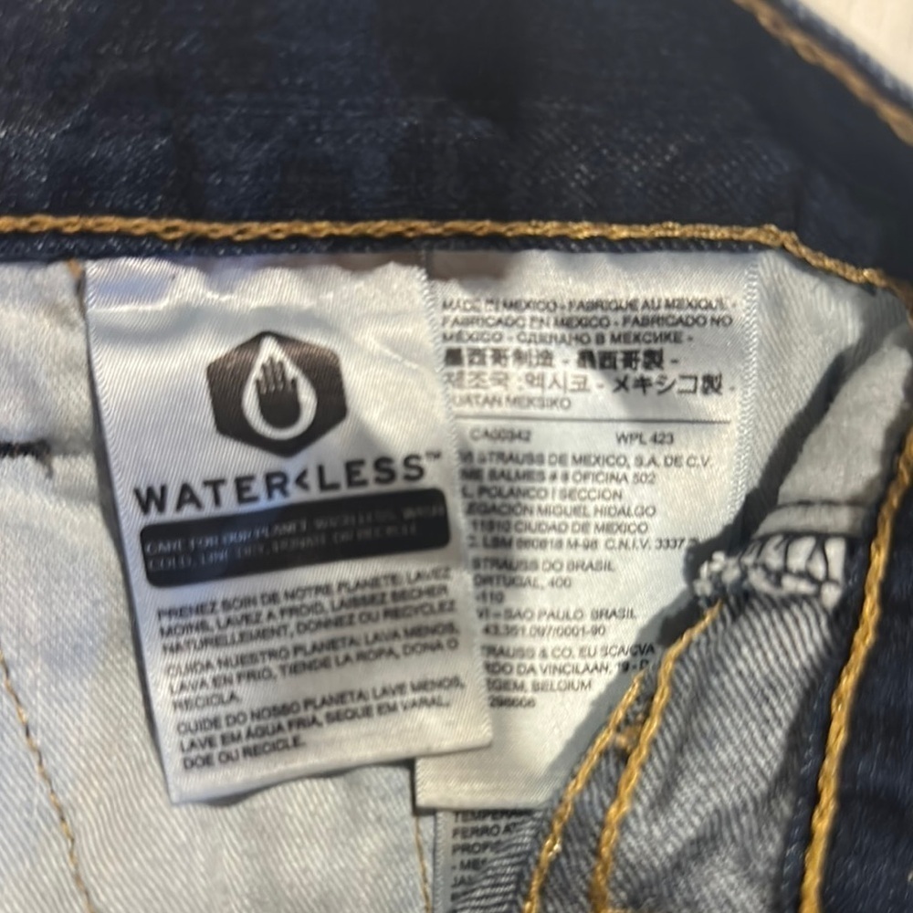 Levi’s Strauss & Co 514 Classic Blue Denim Jeans with pockets and zipper front - Picture 9 of 10